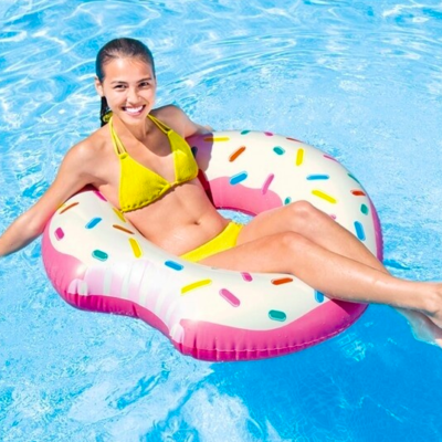 Opblaasbare donut in het water