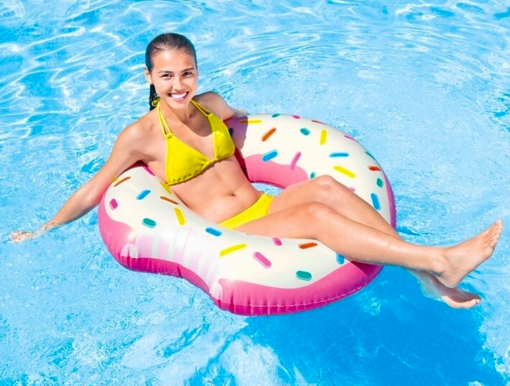 Opblaasbare donut in het water